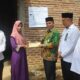 Kemenag Palas bantu modal usaha kepada dua peserta BLKK Ponpes Ruhul Islam yang sudah berhasil membuka usaha menjahit pakaian. (Waspada/H. Idaham Butar Butar/B)