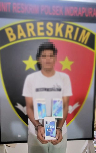 Pelaku beserta barang bukti (BB) hasil bongkar toko. Waspada/Ist