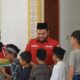 Anggota DPR Aceh, Irfansyah saat berbagi keberkahan ramadan dengan melaksanakan khittan (sunat) massal gratis kepada keluarga atau anak-anak kurang mampu di sejumlah wilayah Aceh Tamiang dan Kota Langsa, Rabu (12/4). Waspada/dede
