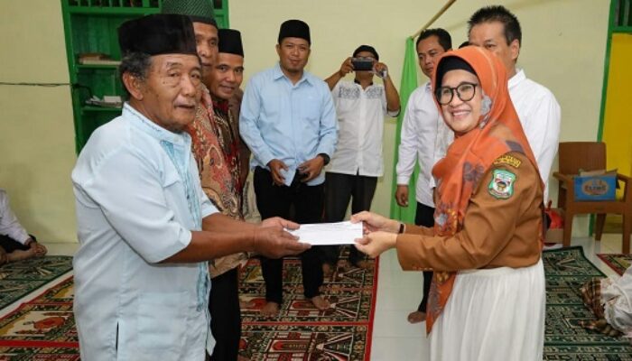 Wali Kota Bersama Dirut Perumda Tirtauli P.Siantar Bantu Musholla Amaliyah