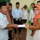 Wali Kota Susanti Dewayani (kanan) bersama Dirut Perumda Tirtauli menyerahkan bantuan kepada Mushola Amaliyah, Kel. Gurilla, Kec. Siantar Sitalasari, Kota Pematangsiantar, Selasa (11/4).(Waspada-ist).