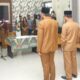 Asisten III Pardamean Silaen mewakili Wali Kota Susanti Dewayani melantik tiga pejabat eselon III di ruang rapat mini BP3D Pemko, Jl. Merdeka, Selasa (11/4).(Waspada-ist).