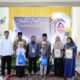 Wali kota Binjai Drs H Amir Hamzah berfoto bersama dengan perwakilan anak yatim.(Waspada/Ist).