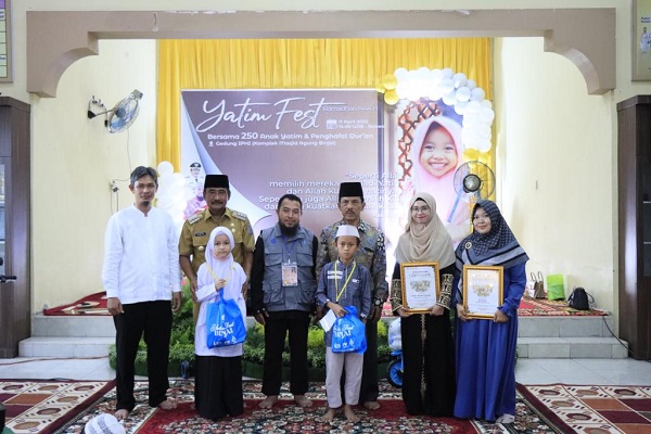 Wali kota Binjai Drs H Amir Hamzah berfoto bersama dengan perwakilan anak yatim.(Waspada/Ist).