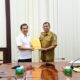 KEPALA BPK RI perwakilan Sumatera Utara Eydu Oktain Panjaitan menyerahkan LKPD Pemkab Deliserdang TA 2022 kepada Bupati Deliserdang H.Ashari Tambunan di Ruang Rapat lantai II Kantor Bupati Deliserdang, Selasa (11/4).- (Waspada/HM Husni Siregar/B)