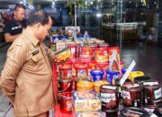 ASISTEN Perekonomian dan Pembangunan Setdakab Deliserdang H.Khairum Rijal, ST, MAP, memeriksa masa berlaku produk makanan dalam kaleng di Kompleks Deli Mas Plaza Lubukpakam, Selasa (11/4).- (Waspada/Ist)