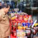 ASISTEN Perekonomian dan Pembangunan Setdakab Deliserdang H.Khairum Rijal, ST, MAP, memeriksa masa berlaku produk makanan dalam kaleng di Kompleks Deli Mas Plaza Lubukpakam, Selasa (11/4).- (Waspada/Ist)