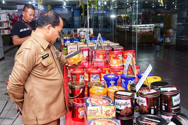 ASISTEN Perekonomian dan Pembangunan Setdakab Deliserdang H.Khairum Rijal, ST, MAP, memeriksa masa berlaku produk makanan dalam kaleng di Kompleks Deli Mas Plaza Lubukpakam, Selasa (11/4).- (Waspada/Ist)