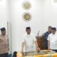 Kanwil ATR/BPN Sumut Askani didampingi Kepala ATR BPN Deliserdang Abdul Rahim Lubis saat proses penandatanganan prasasti Masjid Turob Al-Barokah. (Waspada/Edward Limbong).