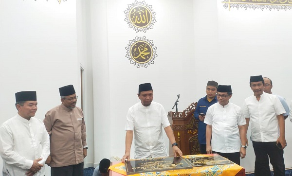 Kanwil ATR/BPN Sumut Askani didampingi Kepala ATR BPN Deliserdang Abdul Rahim Lubis saat proses penandatanganan prasasti Masjid Turob Al-Barokah. (Waspada/Edward Limbong).