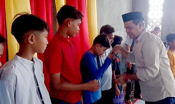 Anggota DPRA Anwar Husen turut menyantuni dan menyerahkan bingkisan puasa untuk anak-anak yatim peserta sunat gratis di Gampong Kayee Jato, Kecamatan Glumpang Tiga, Rabu (12/4) Waspada/Muhammad Riza