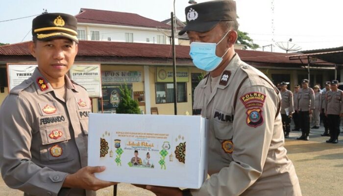 Kapolres Serahkan Bingkisan Lebaran Kepada Personel Polres P. Siantar