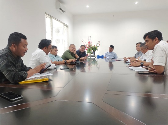 Bupati Madina saat melakukan mediasi pertemuan masyarakat Singkuang I dengan pihak PT Rendi di Medan. Waspada/Ist