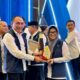 Wali Kota Pematangsiantar Susanti Dwayani (kanan) menerima dua penghargaan dari Gubsu Edy Rahmayadi (kiri) saat Musrenbang RKPD Provsu 2024 di Santika Premiere Dyandra Hotel, Kota Medan, Rabu (12/4).(Waspada-ist)