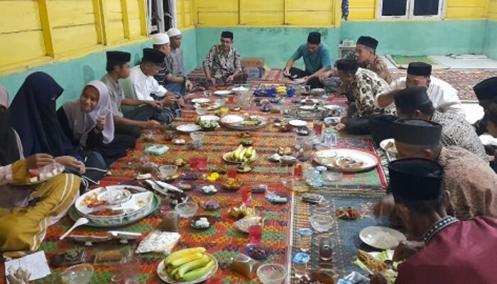 Masyarakat Lakhubang Bukber Dengan Tim Safari SMAN 3 Simeulue Tengah