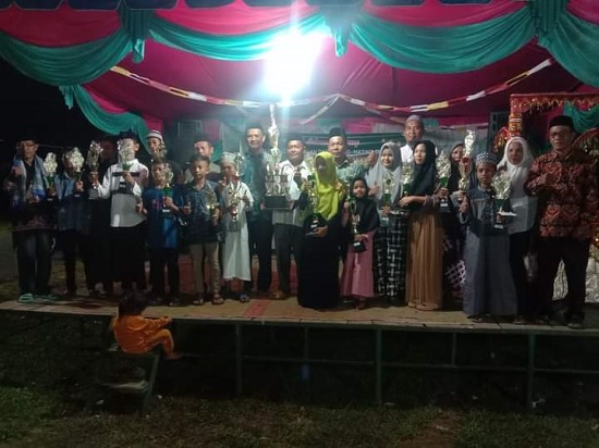 Camat Teluk Dalam, Kepala Mukim, Aparat Desa Babussalam, serta Panitia dan perwakilan peserta MTQ VIII Desa Babussalam melakukan foto bersama saat acara penutupan kemarin malam. Foto diperoleh. Kamis (13/4). Waspada/ist