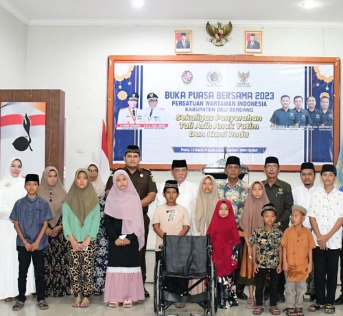 WAKIL Bupati Deliserdang HMA Yusuf Siregar didampingi Penasehat PWI Deliserdang HM Husni Siregar, Ketua Baznas Deliserdang H.Surya Putra, anggota DPRD Deliserdang Wastianna Harahap dan lainnya foto bersama usai menyerahkan tali asih kepada anak yatim dan kursi roda kepada wartawan Deliserdang pada acara buka puasa bersama PWI Deliserdang di Aula Satya Dharma Cadika Lubukpakam, Rabu (12/4) sore.- (Waspada/Ist)