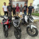 Ketiga pelaku dan barang bukti sepeda motor hasil curian saat diamankan di Mako Polres Simalungun.(Waspada/ist).
