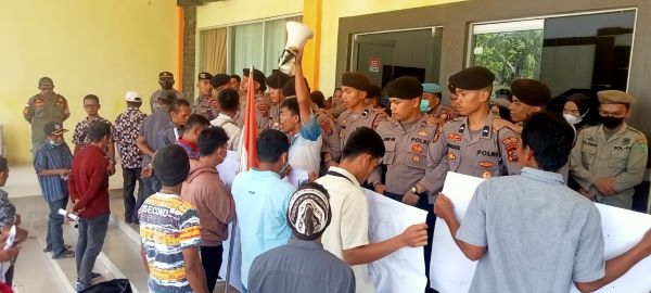 Merasa Dizalimi, Puluhan Perangkat Desa Unjuk Rasa Merasa Dizalimi, Puluhan Perangkat Desa Unjuk Rasa