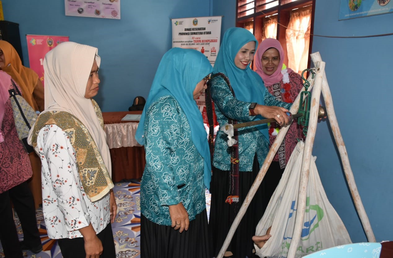 Ketua Bidang II Tim Penggerak Pemberdayaan dan Kesejahteraan Keluarga Mandailing Natal Asmawati Alamulhaq Daulay membuka kegiatan Evaluasi Desa Pelaksana Kategori Posyandu 2022 di Desa Hutabaringin, Kec. Kotanopan. Waspada/Ist