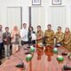 WAKIL Bupati Deliserdang HM Ali Yusuf Siregar (lima kanan) didampingi Plt Kadis Kesehatan Drs. H. Citra Effendy Capah dan Direktur RSUD Drs H Amri Tambunan dr H Hanif MM.MKed (KJ) Sp.KJ saat menerima kunjungan Tim USAID MPHD di ruang rapat Lt II kantor Bupati Deliserdang, Senin (3/4).- (Waspada/Ist)