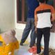 PENEMPELAN DPS Pemilu 2024 oleh PPS di salah satu kampong dalam Kecamatan Simpang Kiri, Kota Subulussalam, Rabu (12/4). (Waspada/Ist)