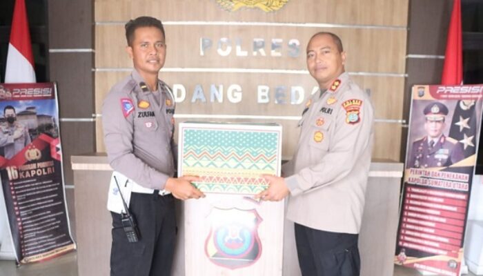 Polres Sergai Bagi 450 Bingkisan Lebaran