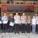 Kapolres Simalungun, AKBP Ronald FC Sipayung, foto bersama dengan calon peserta penerimaan anggota Polri Taruna Akpol, Bintara dan Tamtama Polres Simalungun Ta.2023, di halaman kantor bagian SDM Polres Simalungun, Jln.Jhon Horailam Pamatangraya Kab. Simalungun, Jumat (14/4/2023).(Waspada/ist).