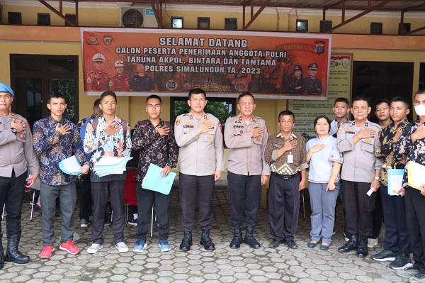 Kapolres Simalungun, AKBP Ronald FC Sipayung, foto bersama dengan calon peserta penerimaan anggota Polri Taruna Akpol, Bintara dan Tamtama Polres Simalungun Ta.2023, di halaman kantor bagian SDM Polres Simalungun, Jln.Jhon Horailam Pamatangraya Kab. Simalungun, Jumat (14/4/2023).(Waspada/ist).