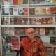 Ketua Redaksi Khatib News Sayed Muhammad Husen memperlihatkan buku Khatib News diruang kerjanya, Jumat (14/04/23). (Waspada/T.Mansursyah)