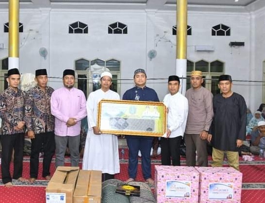 Bupati dan tim safari Pemkab Labura menyerahkan cenderamata pada BK Masjid Al Ikhlas Sukarame Kec.Kualuhhulu, Senin (3/4). (Waspada/ist)