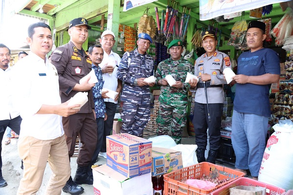 Kapolres Simeulue dan unsur Forkopimda melakukan cek harga di beberapa tokoh dan Pasar di Sinabang. Jumat (14/3).