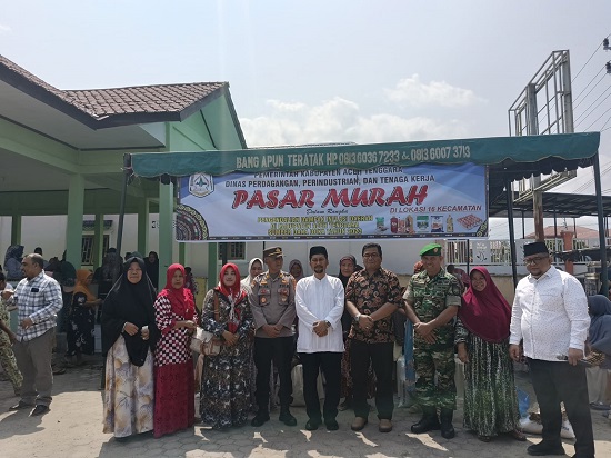 Jelang Hari Raya Idul Fitri, Pemkab Agara gelar pasar murah terlihat dalam gambar, Pj Bupati Agara, Drs. Syakir, MSi foto bersama. Waspada/Ist