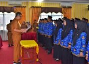 Pj Bupati Marthunis saat pelantikan dan pengambilan sumpah 79 PNS Aceh Singkil formasi tahun 2021 . WASPADA/istimewa