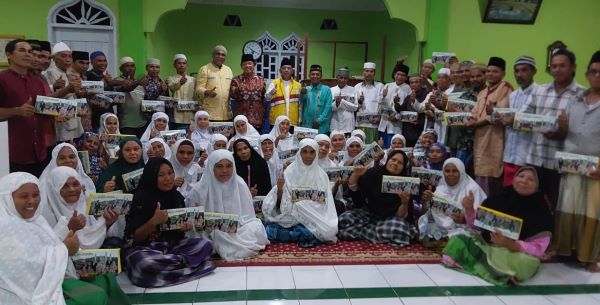 Syahrul Pasaribu, Rahmat Nasution dan Zulkarnain Dalimunthe bersama warga Bukkas Malombu pada acara Safari Ramadhan Golkar Tapsel. (Waspada/Ist)