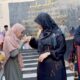 Seorang anak peserta Literasi bersalaman dengan Bunda Literasi Kabupaten Pidie Ny Suaidah Sulaiman, didampingi Kepala DP3AKB Kabupaten Pidie, Nurhanisah S.IP, MM di Perpustakaan Literasi Monumen Tsunami, Sigli, Jumat (14/4). Waspada/Muhammad Riza
