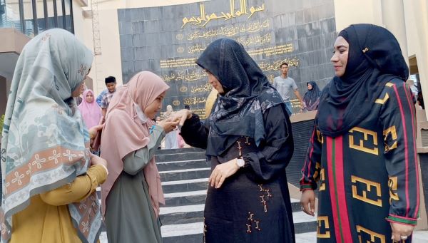 Seorang anak peserta Literasi bersalaman dengan Bunda Literasi Kabupaten Pidie Ny Suaidah Sulaiman, didampingi Kepala DP3AKB Kabupaten Pidie, Nurhanisah S.IP, MM di Perpustakaan Literasi Monumen Tsunami, Sigli, Jumat (14/4). Waspada/Muhammad Riza