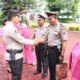 Usai upacara, Kapolres Simalungun, AKBP Ronald FC Sipayung, menyalami personel yang memasuki masa Purnabakti di Lapangan Apel Mako Polres Simalungun, Pamatangraya, Senin (3/4/2023).(Waspada/Ist).