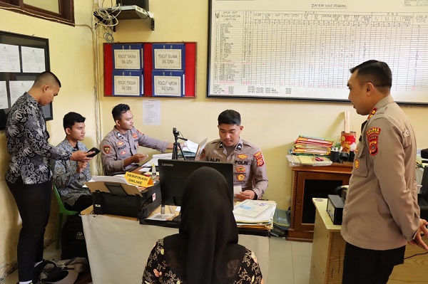 Kapolres Dhani Pastikan Perekrutan Calon Anggota Polri Bebas KKN Kapolres Dhani Pastikan Perekrutan Calon Anggota Polri Bebas KKN