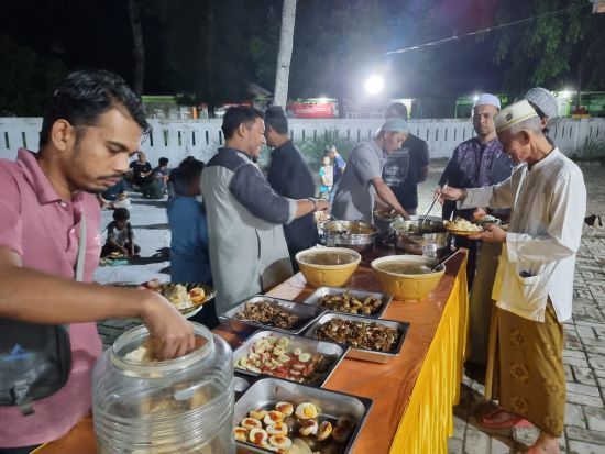 Suasana acara buka puasa bersama di Meunasah Al Furqan Komplek BTN Ie Meulee Sabang. (Waspada/T. Zakaria)