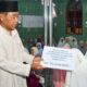 Ketua BKM Al-Ikhlas Hardi Zufri Lubis menerima bantuan Rp 50 juta dari Wali Kota Susanti Dewayani saat safari Ramadhan 1444 H Pemko Pematangsiantar ke Masjid Al-Ikhlas, Jl. AMPI, Kel. Bantan, Kec. Siantar Barat, Senin (3/4) malam.(Waspada-Ist)