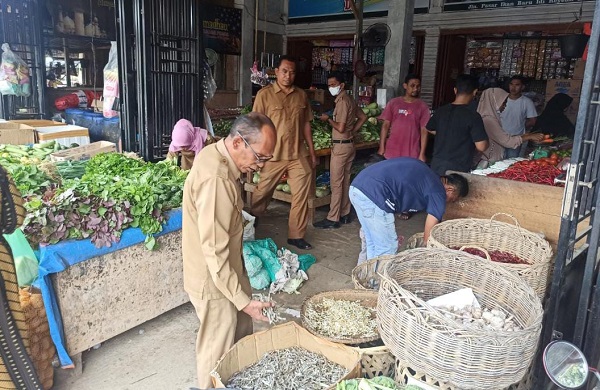 TINJAU PASAR: Plt. Kepala Dinas Perdagangan, Koperasi dan UKM Aceh Timur, Khairurradi, bersama Kabid Perdagangan, Muhammad Furqan, meninjau pasar melakukan pengecekan harga di Pasar Rakyat Kota Idi, Aceh Timur, Selasa (4/4). Waspada/Muhammad Ishak