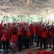 Ketua DPD PDI Perjuangan, Rapidin Simbolon bersama tim safari dan anggota Fraksi PDI-P Labura dan warga penerima manfaat di Desa Pamingke, Selasa (4/4). Waspada/Ist