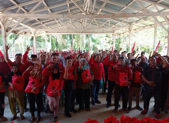 Ketua DPD PDI Perjuangan, Rapidin Simbolon bersama tim safari dan anggota Fraksi PDI-P Labura dan warga penerima manfaat di Desa Pamingke, Selasa (4/4). Waspada/Ist