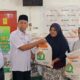 Asisten II Setdakab Pidie Ir H Tarmizi, didampingi Kadis Pertanian dan Pangan menyerahkan bantuan pangan berupa beras secara simbolis kepada masyarakat di Kantor Cabang Pos, Sigli, Rabu (5/8) Waspada/Muhammad Riza