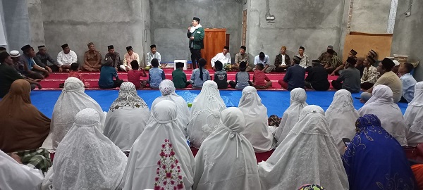 Ketua IKEIS Kab.Simalungun, Ir.H.Amran Sinaga, saat menyampaikan sambutan di Masjid Taqwa Pematangbandar, Selasa (4/4) malam.(Waspada/Hasuna Damanik)