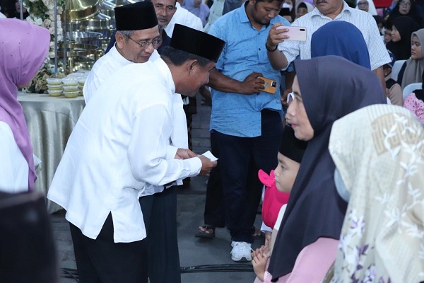 Wali Kota Binjai Drs H Amir Hamzah M AP memberikan bingkisan kepada anak yatim. (Waspada/Ist)