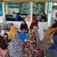 Para jamaah ibadah suluk, di Dayah Manyang Puskiyai Aceh, mendapatkan layanan kesehatan gratis, dari tenaga medis Puskesmas Lembah Sabil, Abdya. Foto direkam Selasa (4/4) lalu.Waspada/Syafrizal