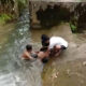 Proses evakuasi korban yang meninggal dalam air, akibat terjepit pintu air irigasi, di kawasan Krueng Pantoe, Kecamatan Kuala Batee, Abdya. Selasa (4/4) lalu.Waspada/Ist