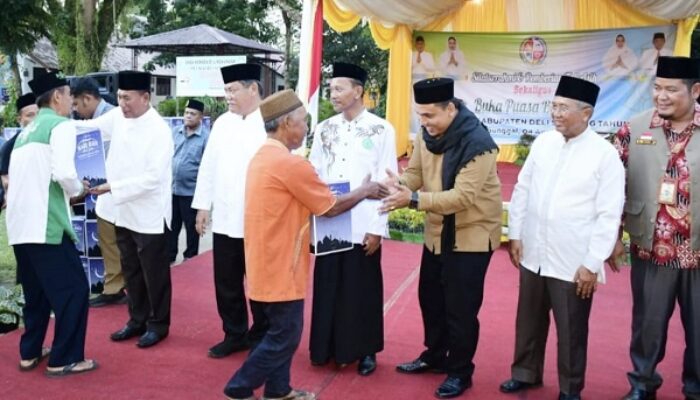 Ashari Tambunan Berikan Tali Asih Ke Penggali Kubur, Bilal Mayit Dan Kaum Duafa
